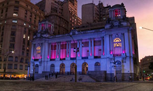 Palácio Pedro Ernesto é iluminado em campanha contra hanseníase