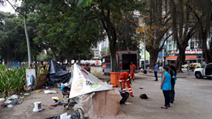 Equipes da Prefeitura removem abrigos improvisados feitos por pessoas em situação de rua