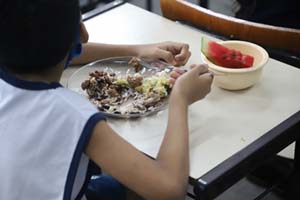 Lei que proíbe a venda de alimentos ultraprocessados nas escolas é tema do Câmara Rio Debate