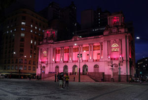 Iluminação rosa no Palácio Pedro Ernesto reforça campanha de prevenção do câncer de mama