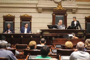 Frente debate implementação de planos de cargos e salários dos servidores