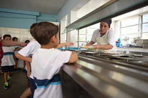 Agora é Lei: Cargos de merendeiras serão transformados em cozinheiras escolares